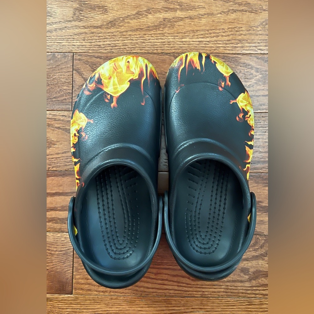 CROCS Bistro Graphic Flame 🔥 Slip Resistant Unisex Clogs Sz M 8  W10 - Picture 4 of 8